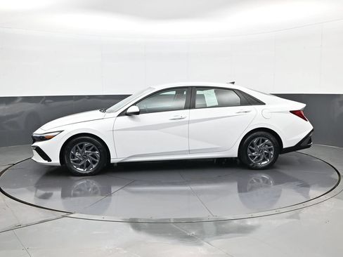 Certified 2024 Hyundai Elantra SEL FWD image 9