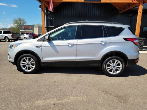 Used 2018 Ford Escape SE w/ SE Sync 3 Package AWD/4WD image 19