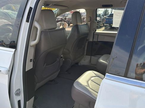 Used 2017 Chrysler Pacifica Touring-L FWD image 28