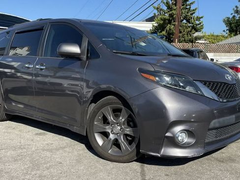 Used 2015 Toyota Sienna SE FWD image 1