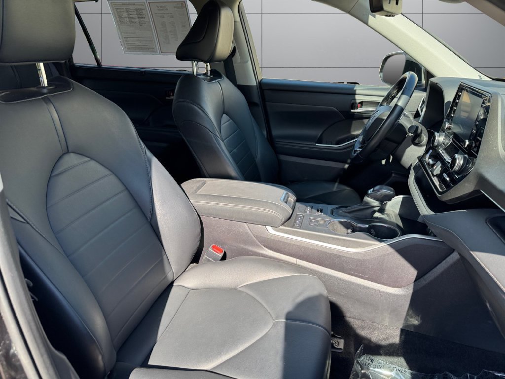 Certified 2021 Toyota Highlander XLE AWD/4WD image 17
