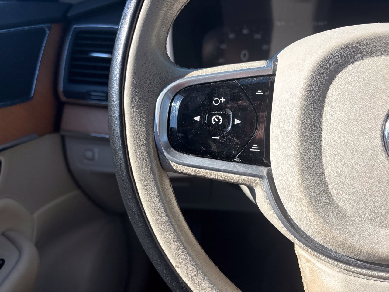 Used 2021 Volvo XC90 T6 Momentum AWD/4WD image 23