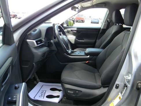 Used 2023 Toyota Highlander LE AWD/4WD image 19