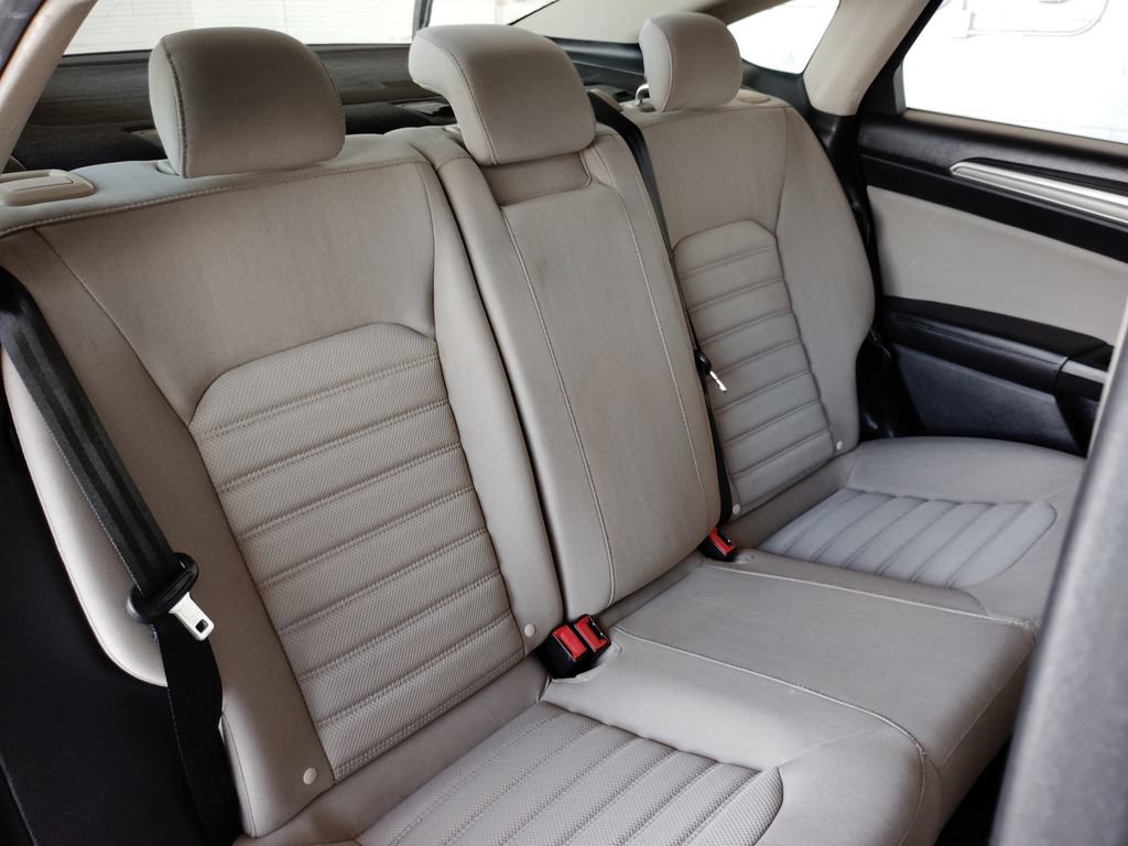 Used 2019 Ford Fusion SE FWD image 18