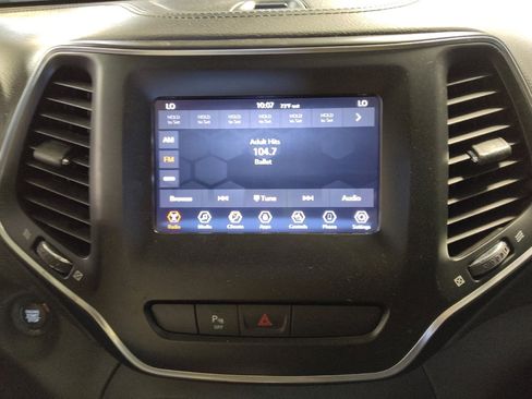 Used 2020 Jeep Cherokee Latitude Plus w/ Comfort/Convenience Group FWD image 25