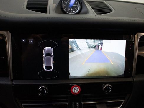 Certified 2025 Porsche Macan image 30