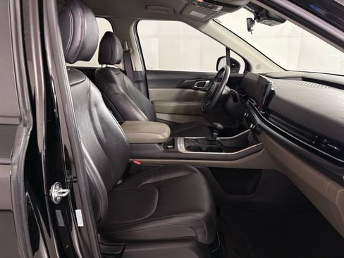 Used 2025 Kia Carnival FWD image 45