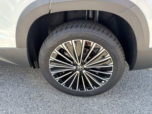 New 2026 Volkswagen Taos SE FWD image 6