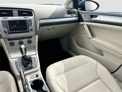 Used 2016 Volkswagen Golf SE image 21