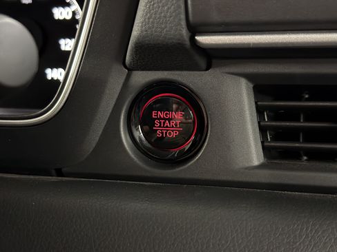 Certified 2025 Honda Pilot Touring image 17