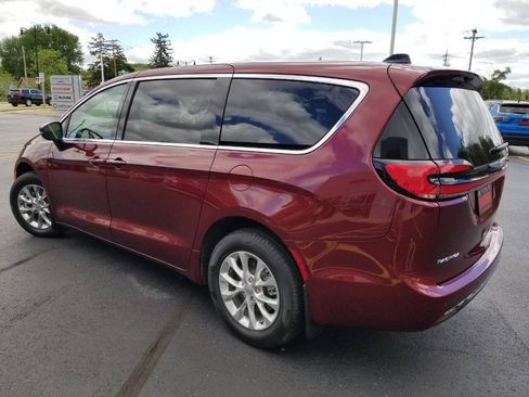 Used 2023 Chrysler Pacifica Touring-L AWD/4WD image 5
