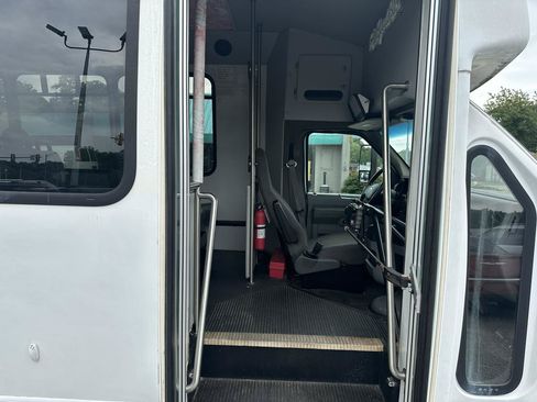 Used 2012 Ford E-450 and Econoline 450 Super Duty w/ Shuttle Bus Prep Pkg RWD image 13