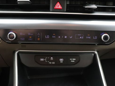 Used 2025 Kia Carnival FWD image 22