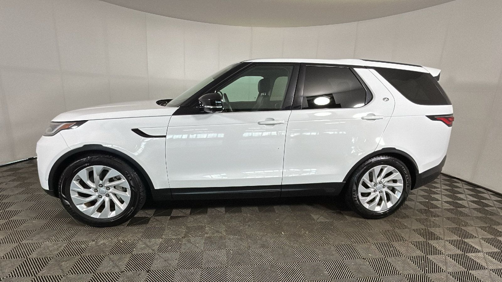 Used 2024 Land Rover Discovery S AWD/4WD image 5