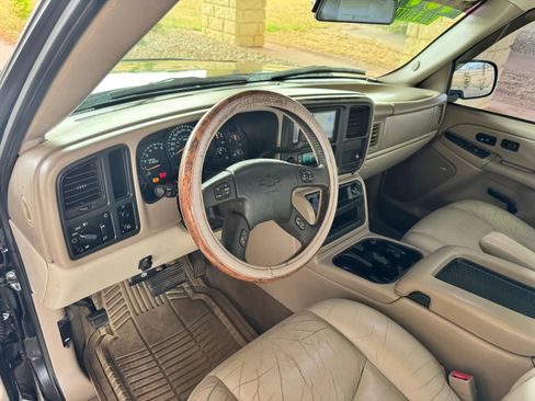Used 2005 Chevrolet Avalanche Z66 w/ Sun And Sound Package RWD image 10