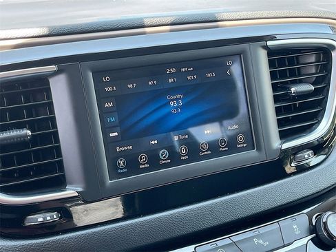 Used 2018 Chrysler Pacifica Touring-L image 14