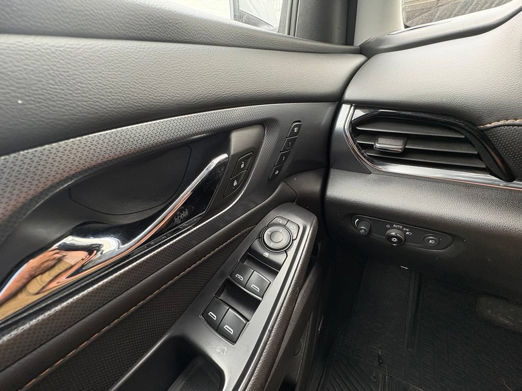 Used 2021 Chevrolet Traverse Premier AWD/4WD image 23