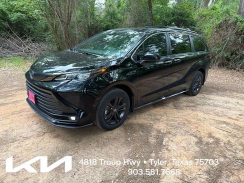 Used 2024 Toyota Sienna XLE Woodland Edition AWD/4WD image 3
