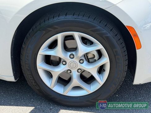 Used 2019 Chrysler Pacifica Touring Plus w/ Tire & Wheel Group FWD image 12