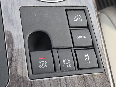 Used 2023 Toyota Highlander L image 31