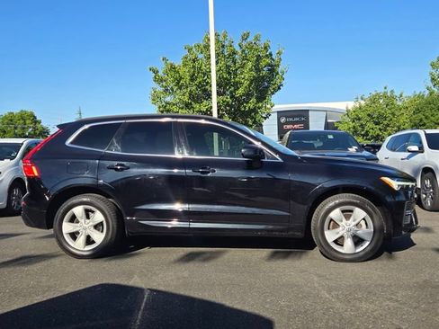 Used 2022 Volvo XC60 B5 Momentum AWD/4WD image 3
