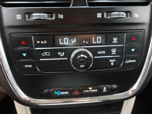 Used 2013 Chrysler Town & Country Touring FWD image 14