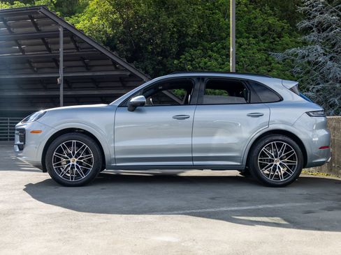 Certified 2025 Porsche Cayenne AWD/4WD image 2