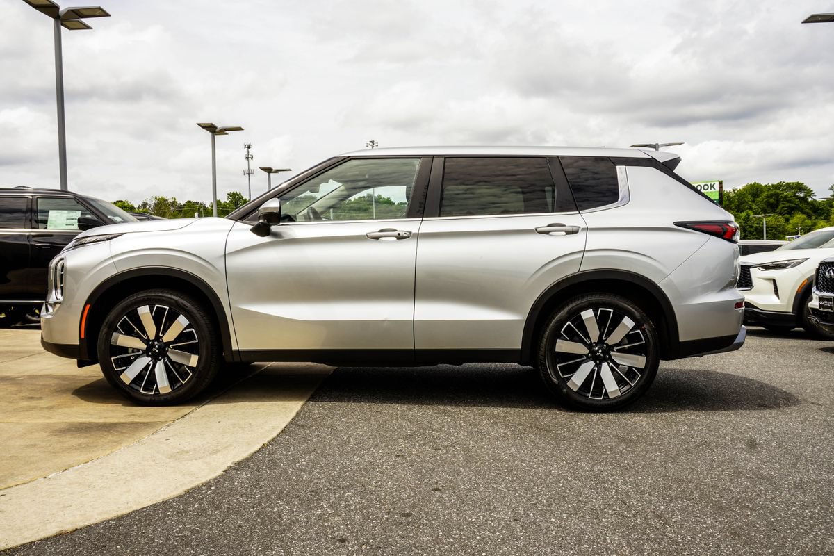 Used 2025 Mitsubishi Outlander SE AWD/4WD image 9