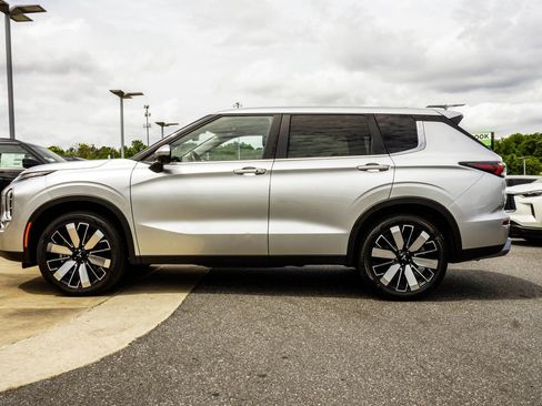 Used 2025 Mitsubishi Outlander SE AWD/4WD image 9