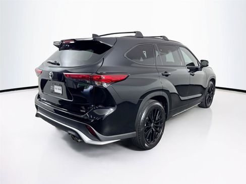 Used 2023 Toyota Highlander XSE FWD image 2