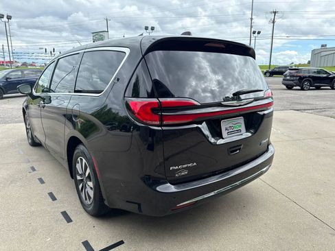 Used 2022 Chrysler Pacifica Touring-L w/ Uconnect Theater Family Group FWD image 6