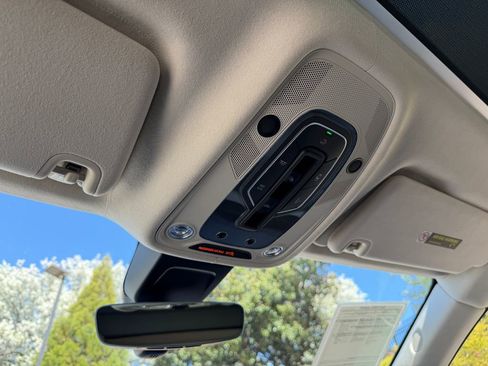 Used 2025 Bentley Bentayga image 36