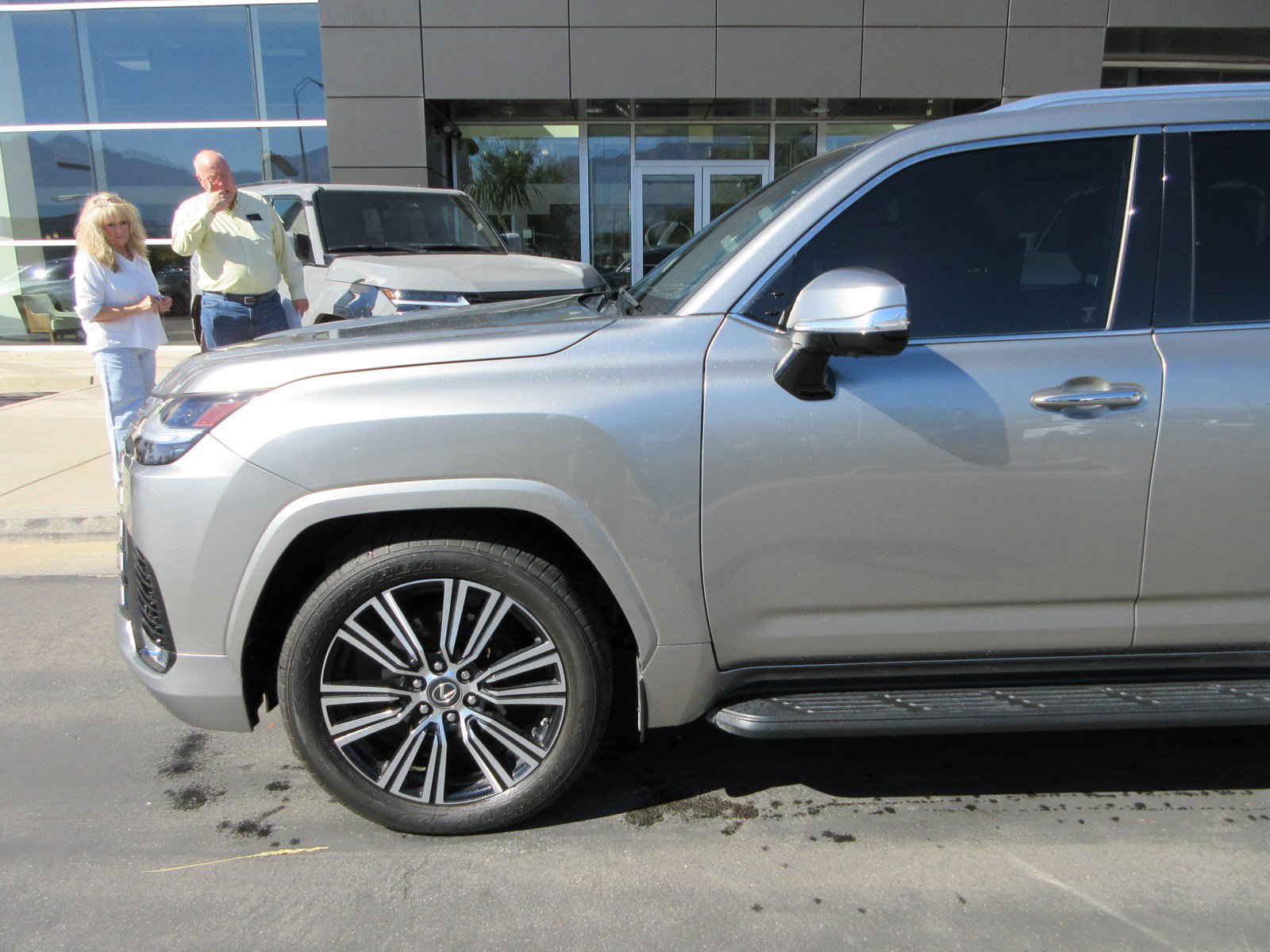 Used 2023 Lexus LX 600 4WD w/ Luxury Package image 2