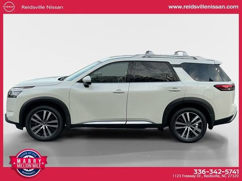 Used 2024 Nissan Pathfinder Platinum image 3