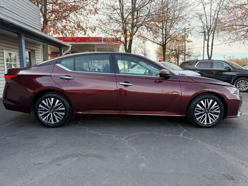 Used 2023 Nissan Altima 2.5 SV FWD image 2