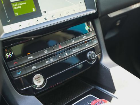 Used 2019 Jaguar F-PACE Premium image 22