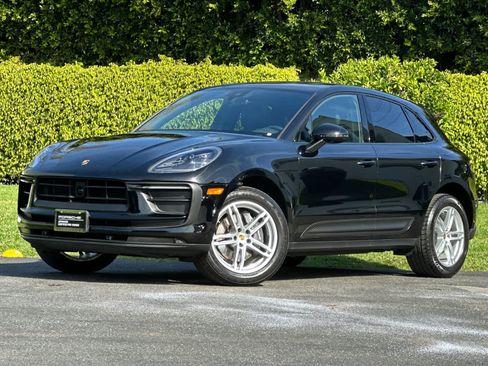 Certified 2025 Porsche Macan AWD/4WD image 1