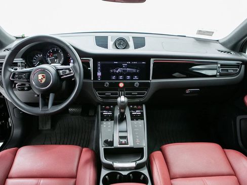 Certified 2025 Porsche Macan image 11