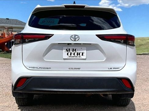 Used 2024 Toyota Highlander LE AWD/4WD image 6
