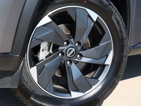 Used 2024 Nissan Rogue SV FWD image 11