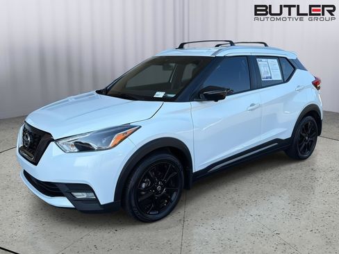 Used 2020 Nissan Kicks SR w/ SR Premium Package FWD image 2