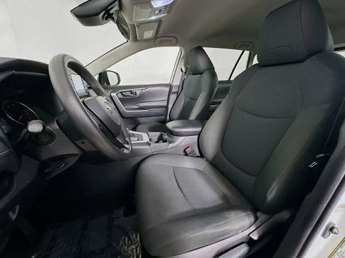 Used 2021 Toyota RAV4 LE FWD image 12