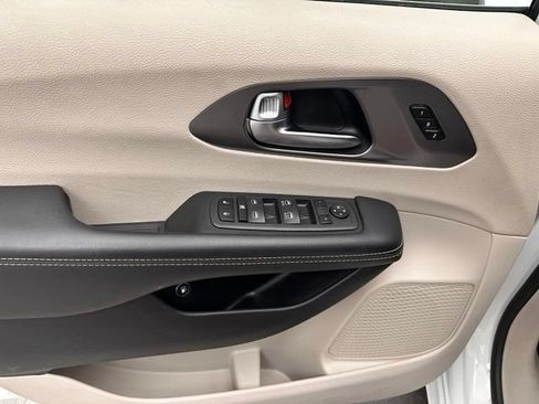 Used 2023 Chrysler Pacifica Touring-L FWD image 16