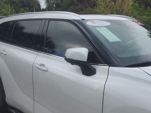 Certified 2024 Toyota Highlander Platinum FWD image 3