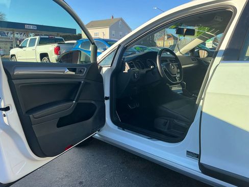Used 2017 Volkswagen Golf Alltrack S image 10