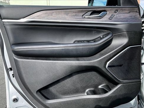 Used 2022 Jeep Grand Cherokee Overland w/ Advanced Protech Group III image 26