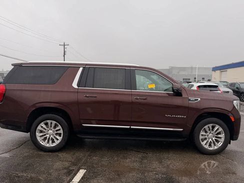 Used 2023 GMC Yukon XL SLT w/ SLT Luxury Package image 5