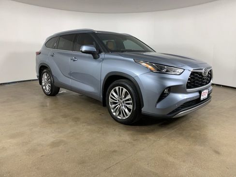 Used 2024 Toyota Highlander Platinum image 5