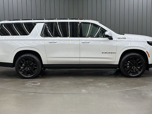 Used 2025 Chevrolet Suburban High Country image 6