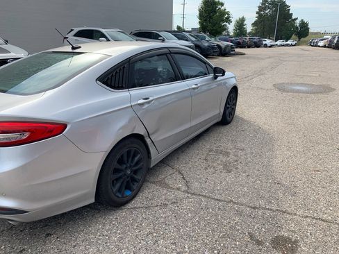 Used 2017 Ford Fusion SE w/ Fusion SE Technology Package FWD image 5